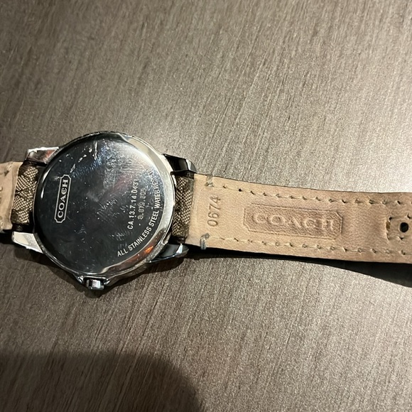 Coach watch, stainless steel case with leather strap and coach logo design. - Picture 3 of 5